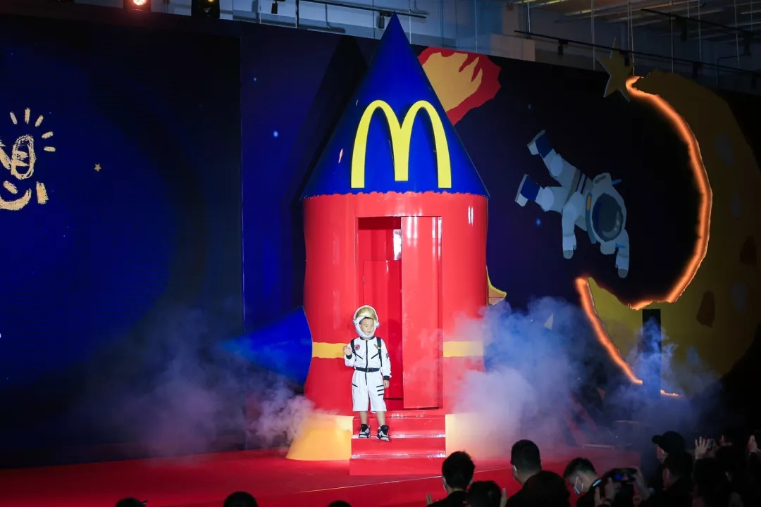 烧烤麦当劳中国为孩子“点亮梦想”，带你上天！